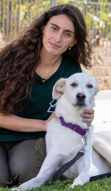 סקי יושבת לצד מתנדבת על הדשא